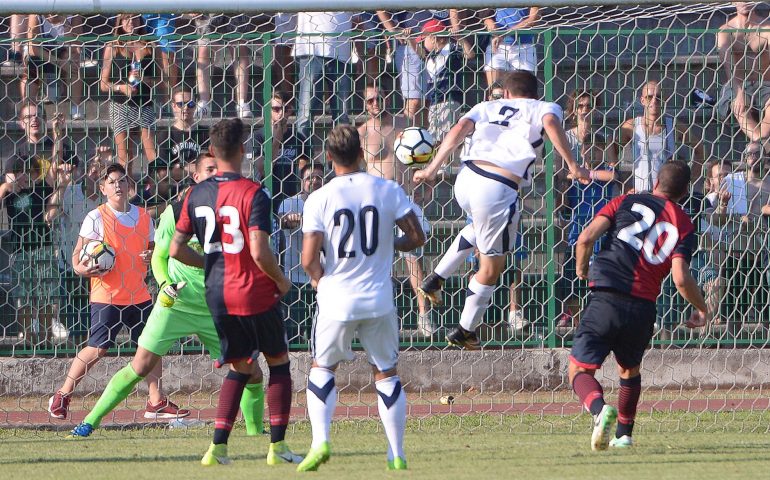 Dopo la follia degli ultras, Cagliari-Brescia termina 2-2. Buona prova dei rossoblù che si fanno raggiungere nel finale