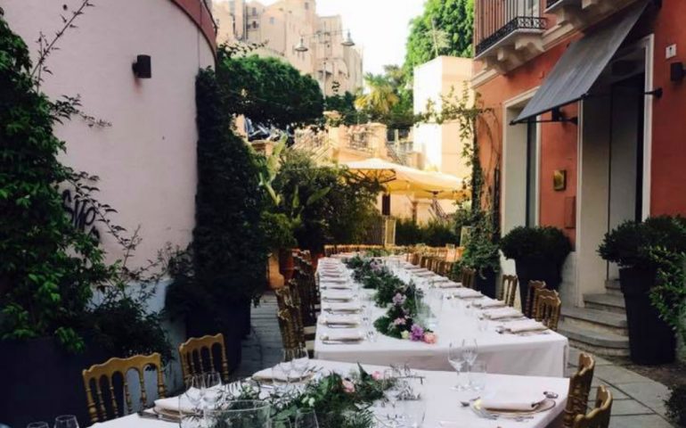 Cagliari, via Sulis si prepara per una cena sotto le stelle: stasera una lunga tavolata in mezzo alla strada per raccogliere fondi per la prevenzione e la cura del cancro