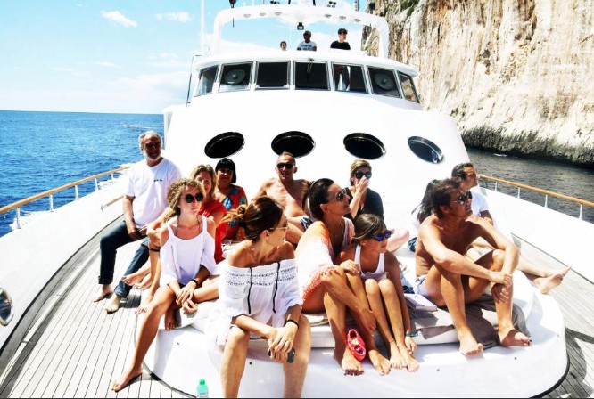 Conte con famiglia e staff del Chelsea, tutti insieme in vacanza nel mare di Villasimius
