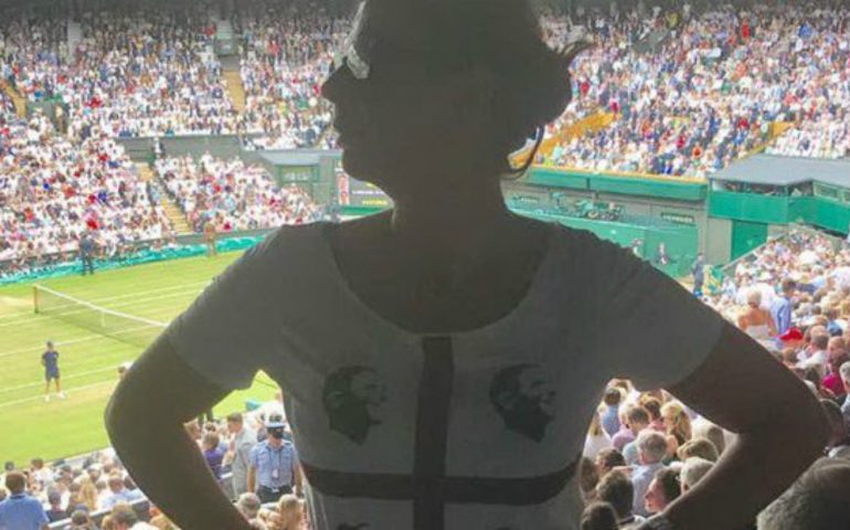 Londra, Geppi Cucciari tifa Federer sugli spalti a Wimbledon con i 4 mori indosso