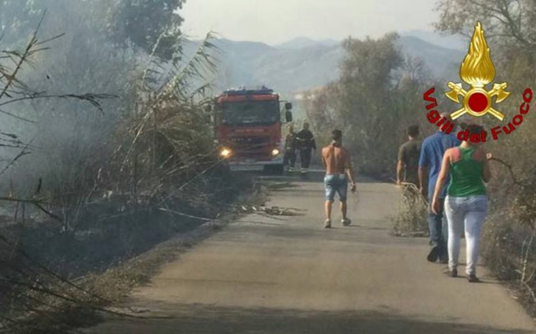 Fuoco e incendi sulla 130: due intossicati a Domusnovas e Villamassargia. Evacuate alcune case