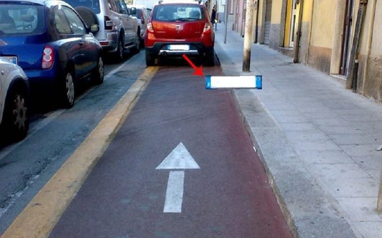 I furbetti della sosta in azione a Cagliari, vettura parcheggiata nella pista ciclabile