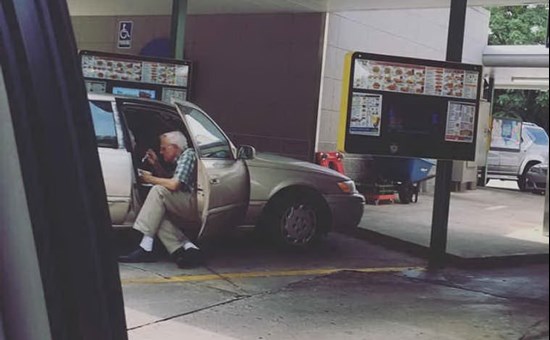 L’amore 3.0 in un’immagine che fa il giro del Mondo: un anziano aiuta la moglie disabile a mangiare il gelato