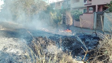 Incendi, pericolo a Macchiareddu, Assemini e Selargius: il fuoco lambisce abitazioni e un’azienda