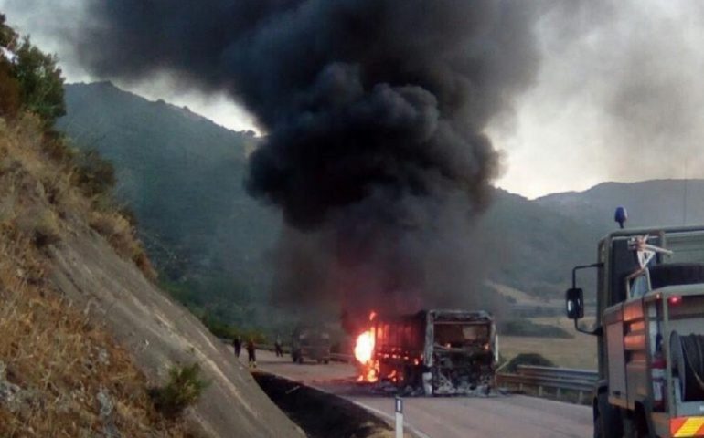 incendiato pullman bus arst