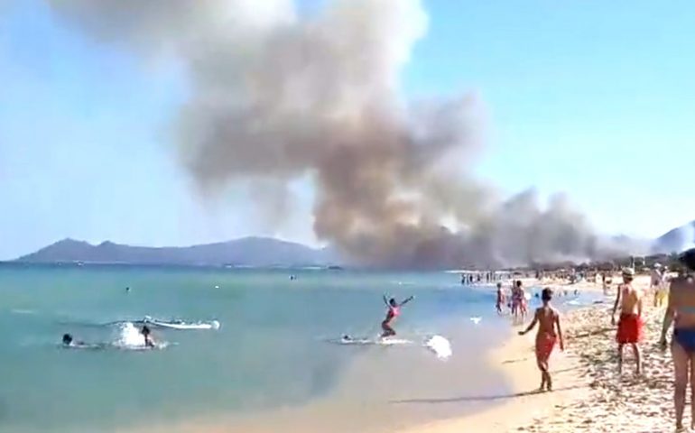 Un gigantesco incendio sta distruggendo le campagne di Castiadas: evacuate alcune strutture turistiche