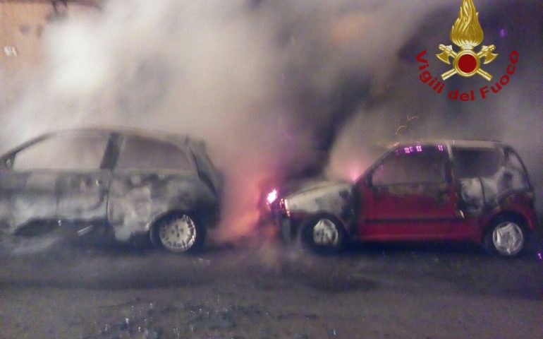 Ennesima notte di incendi. Auto in fiamme: evacuata una palazzina a Pirri