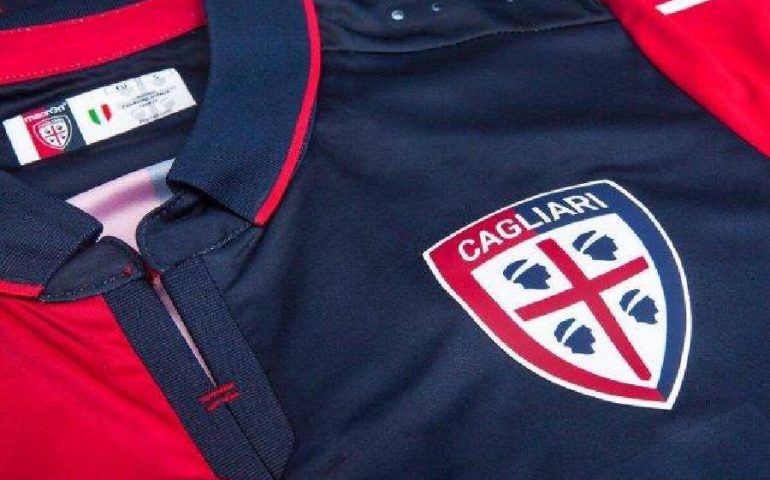 Il Cagliari presenta la sua nuova maglia. Martedì appuntamento al Bastione di Saint Remy