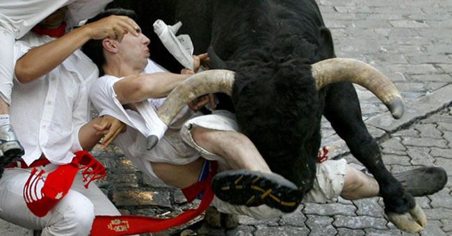 Pamplona, tre persone incornate e tante altre ferite alla festa dei tori di San Firmino