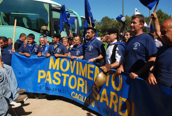 Sulla 131 a Sardara è andata in scena la protesta dei pastori sardi