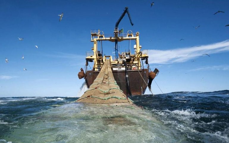 Pesca a strascico nei fondali di Bosa, colti sul fatto alcuni pescatori dalla Guardia Costiera