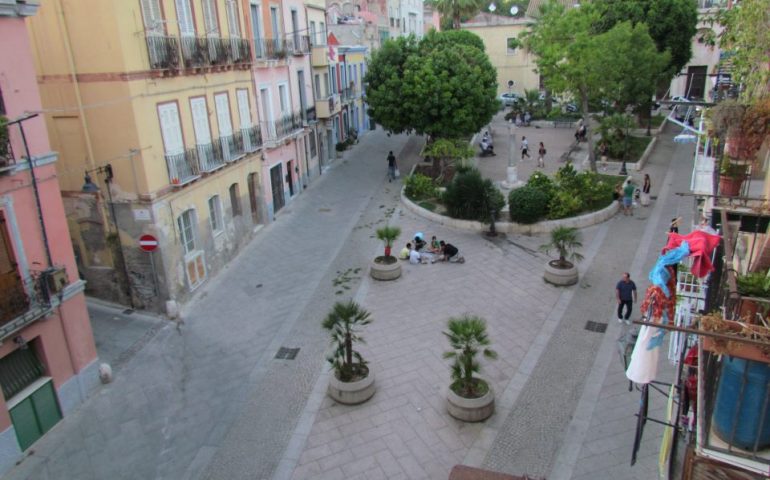 Cade un pesante ramo in piazza san Domenico a Cagliari. Sfiorati quattro giovani