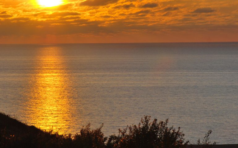 Niente cappa grigia sul cielo: questa volta il tramonto dalla Costa Verde è bellissimo