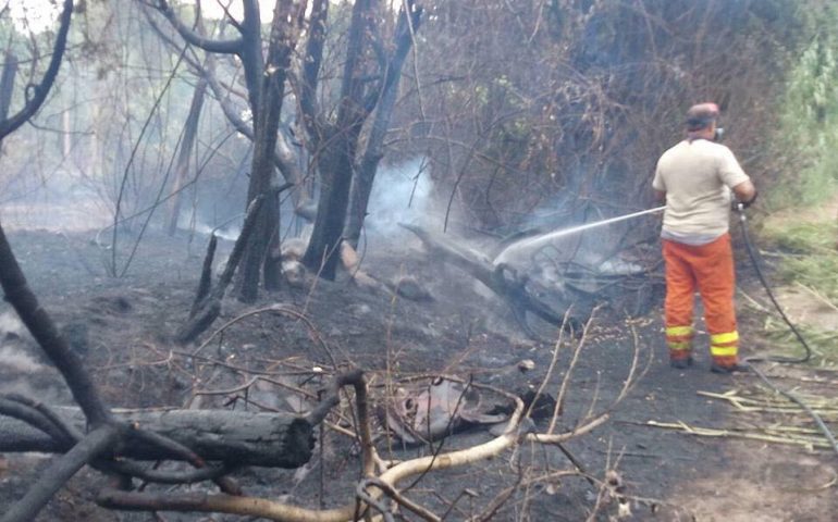 Paura a Santa Margherita di Pula, incendio doloso a pochi metri dall’Hotel Flamingo