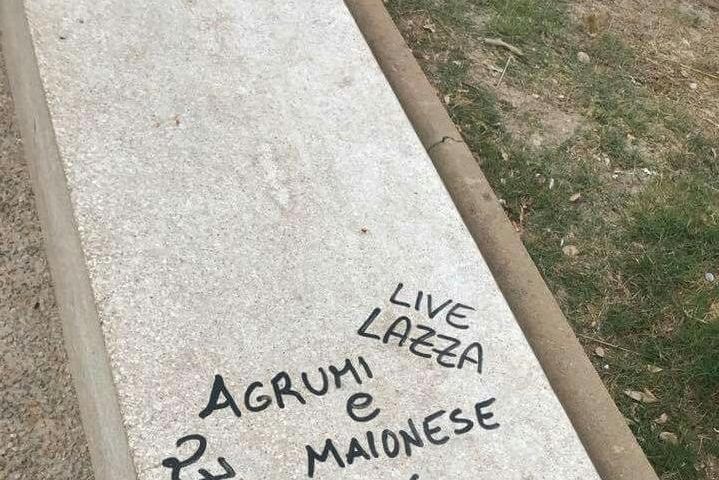 Scritte nelle panchine del Lungomare Poetto, storie di ordinaria inciviltà