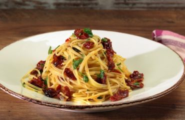 spaghetti con pomodori secchi