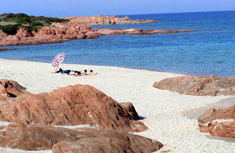 Un altro morto sulle spiagge sarde: un anziano turista è deceduto all’Isola Rossa, Trinità d’Agultu