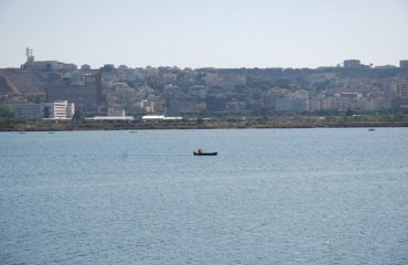 Dalle rilevazioni straordinarie effettuate dall’agenzia Arpas dallo scorso mese di maggio nelle acque della laguna di Santa Gilla non si evincono situazioni preoccupanti, ma i dati sono più o meno invariati rispetto a quelli storici. É questa la sintesi dei risultati del lavoro di monitoraggio voluto dal Presidente della Regione Francesco Pigliaru in accordo con i Sindaci dei Comuni dell'area di Cagliari. L’esito è stato presentato dal direttore generale dell’Arpas Alessandro Sanna a Presidente e Sindaci stamattina, nella riunione convocata a Villa Devoto e alla quale hanno preso parte gli assessori dell’Ambiente Donatella Spano e della Sanità Luigi Arru, oltre ai tecnici degli assessorati, dell'Arpas e dell'Ats. "Lo scorso 22 maggio, con la convocazione del tavolo permanente, avevamo condiviso con gli Amministratori la necessità di dover generare dati ulteriori e più estesi rispetto a quelli ordinari previsti dalla legge - ha detto Francesco Pigliaru in apertura dell’incontro -, aggiornando rapidamente il monitoraggio attualmente esistente nell’ottica della massima trasparenza. Così è stato fatto, grazie all’impegno dell’Arpas e al contributo di tutti.” Punti ripresi dall'assessora della Difesa dell'Ambiente, Donatella Spano, che ha sottolineato "lo sforzo straordinario e importante dell’agenzia regionale", ricordando di aver chiesto fin da subito un’ispezione dell'Ispra, l’Istituto superiore per la protezione e la ricerca ambientale del Ministero dell’Ambiente, che si è svolta la prima settimana di luglio e di cui si attendono gli esiti. ARPAS. I risultati sono più che confortanti, secondo il direttore generale dell'Arpas Alessandro Sanna: "ai controlli ordinari - ha detto - abbiamo aggiunto monitoraggi straordinari sui trenta piezometri di acque secondarie a Santa Gilla e nell'area di Macchiareddu. I risultati ci dicono che non c'è un peggioramento rispetto ai dati cosiddetti storici e tenuto conto che si tratta di un sito inquinato di interesse nazionale".