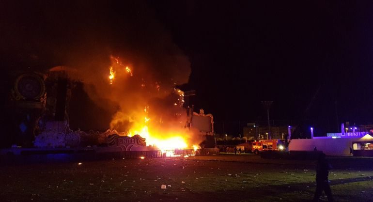 Prende fuoco il palco del festival di musica elettronica Tomorrowland. 22mila fans evacuati a Barcellona