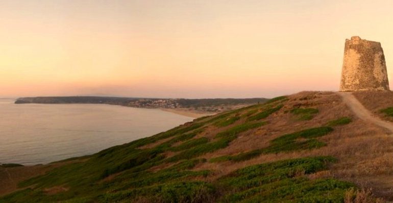 La foto. Giornata di caldo afoso in Costa Verde: il tramonto “velato” a Torre dei Corsari