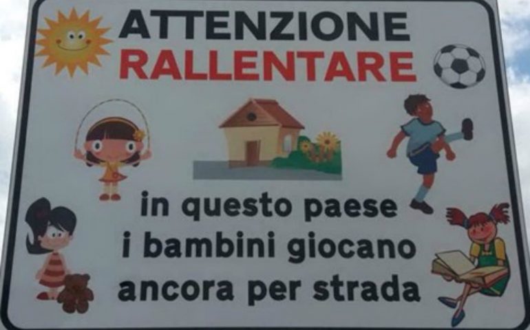 A Villa San Pietro e Capoterra spuntano i cartelli per proteggere i bambini che giocano in strada