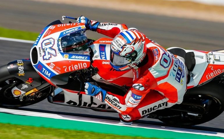 MotoGp, Andrea Dovizioso su Ducati vince anche in Inghilterra e si porta in vetta alla classifica iridata dopo il ko tecnico di Marc Marquez. Terzo Rossi