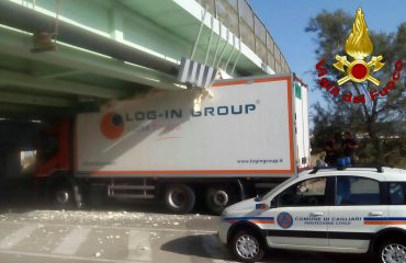 Camion incastrato a sant'elia