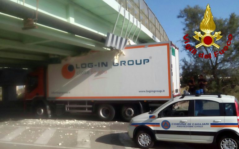 Camion incastrato a sant'elia