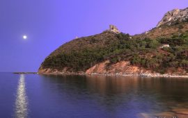 La luna sopra la Sella del Diavolo durante la blue hour - Foto di Stefano Marrocu