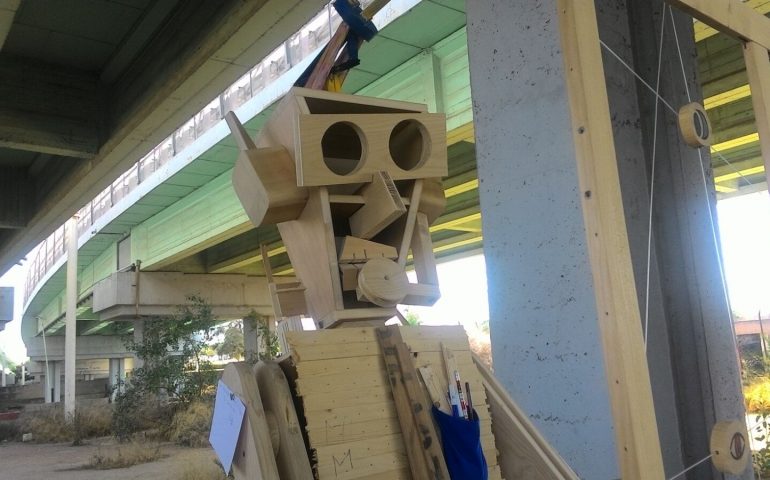 Il libraio di legno: a Cagliari c’è una nuova curiosa installazione, una postazione di scambio libri “custodita” da un robot di legno