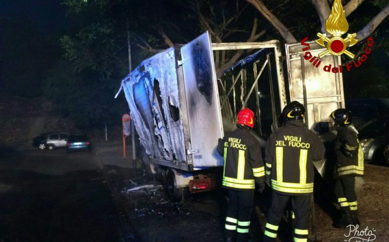 Via Castelli. Incendiato un camion carico di mobili