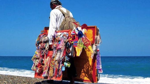 Poetto, turisti campani aggrediscono ambulante senegalese. Un gruppo di bagnanti sardi accorre in suo aiuto