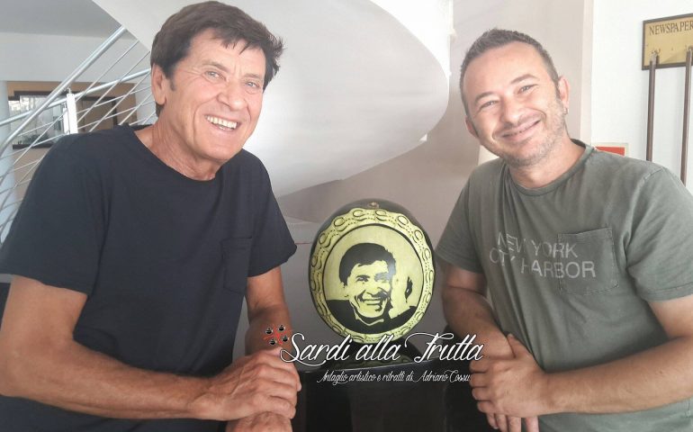 Un artista di Sassari scolpisce l’immagine di Gianni Morandi su un cocomero. E glielo recapita