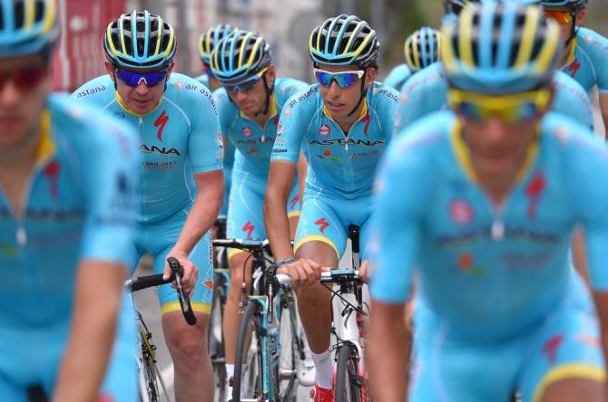 Vuelta a España, Fabio Aru non è sostenuto dalla prova del Team Astana e finisce lontano dai migliori. Rohan Dennis prima maglia rossa