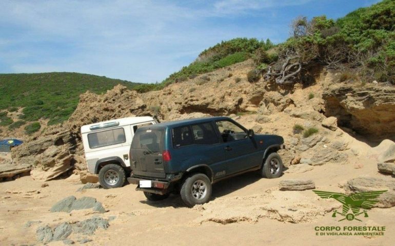 Con l’auto in spiaggia, nuovi casi in tutta la Sardegna. Pioggia di multe del Corpo Forestale (GALLERY)