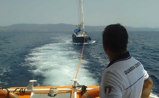 Barca a vela in avaria nel Golfo degli Angeli, intervento della Guardia Costiera
