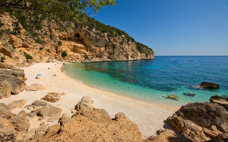 Troppe barche e visitatori, Cala Biriola prima spiaggia in Italia a numero chiuso
