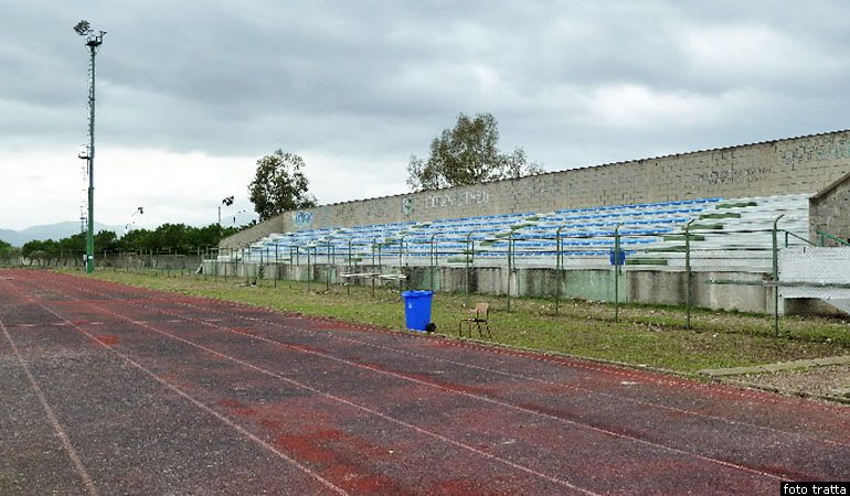 Tragedia a Uta: migrante muore sul campo di calcio. Polemiche sui soccorsi