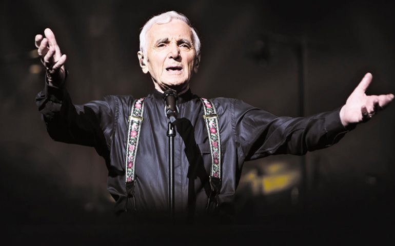 Charles Aznavour al Forte Arena di Santa Margherita. Novantatré anni e una voce che ancora incanta.