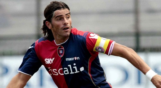 Auguri Diego Lopez: “El jefe” compie 46 anni. Bandiera del Cagliari prima da giocatore poi da allenatore