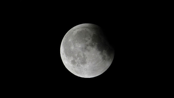 Domani eclissi di luna: tra le 20.12 e le 22.51 la Terra, allineandosi col Sole, proietterà la sua ombra sul disco lunare