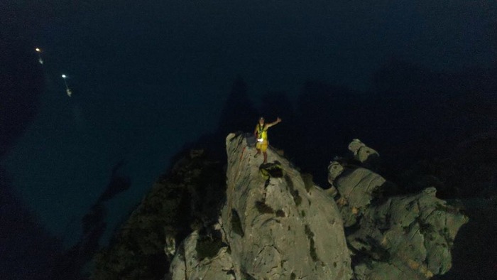 Paolo Contini in solitaria notturna a Cala Golorizé: 143 metri da scalare, ad accompagnarlo la luce della luna
