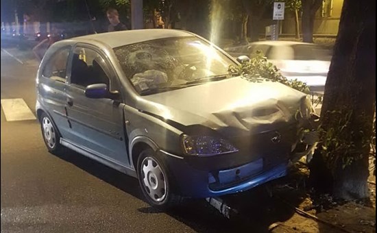 Tamponamento a Cagliari, auto finisce contro un albero in viale Poetto. Ferita una donna