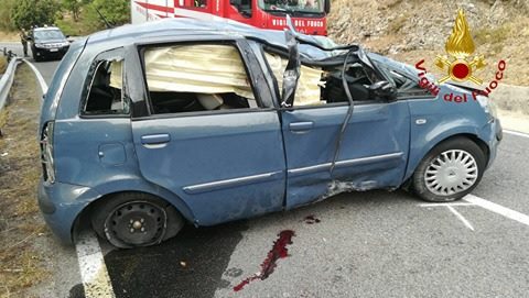 Brutto incidente sulla Statale 389 al chilometro 126,200, tra Fonni e Mamoiada: due giovani gravemente feriti