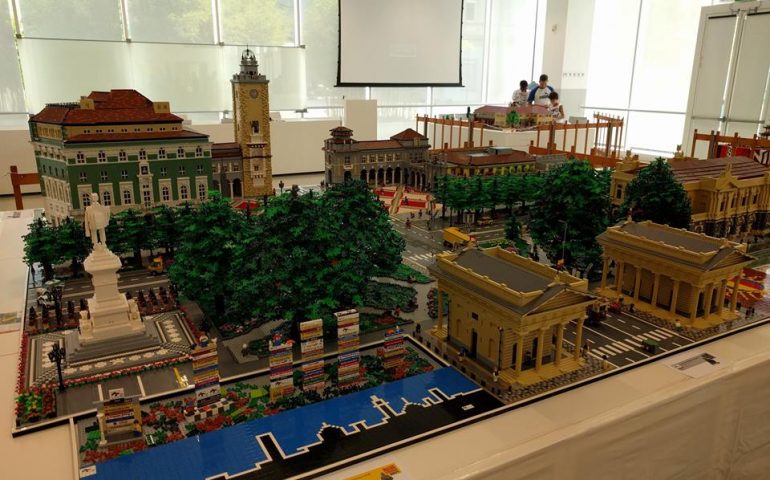 Senza confini. Bergamo fatta di mattoncini Lego, la straordinaria creazione di sette appassionati