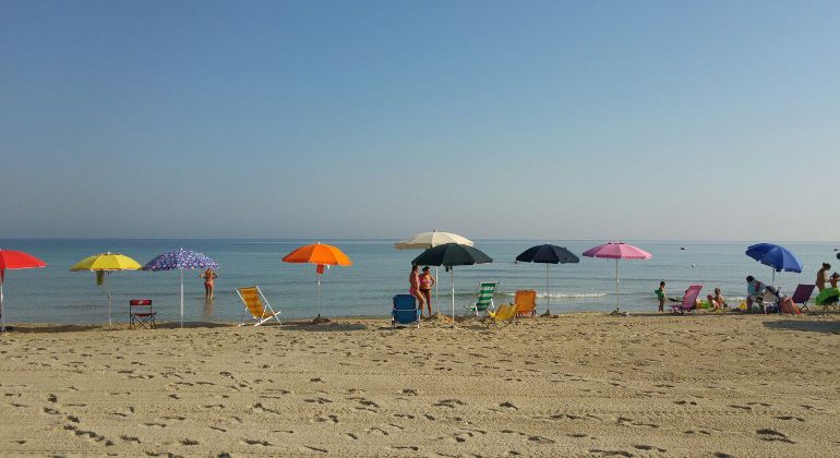 Spiagge e calette occupate dai cafoni dell’ombrellone. Pioggia di sequestri in Sardegna: l’ultimo caso a Costa Rei