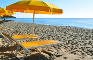 ombrelloni e lettini in spiaggia
