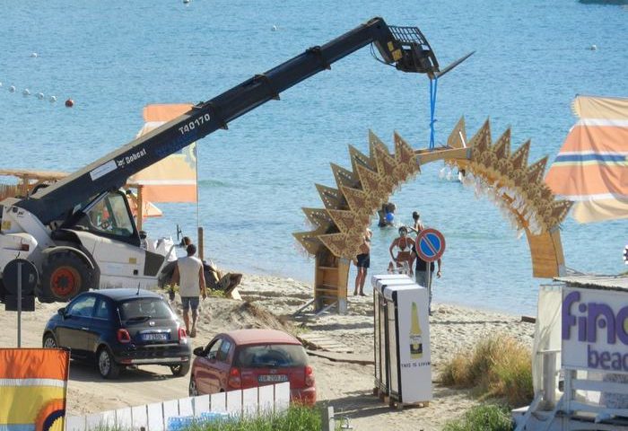 Evento a Golfo Aranci, macchine e tir in spiaggia a Cala Sassari: esplode la polemica e all’ispettorato Forestale regionale di Tempio arriva una segnalazione