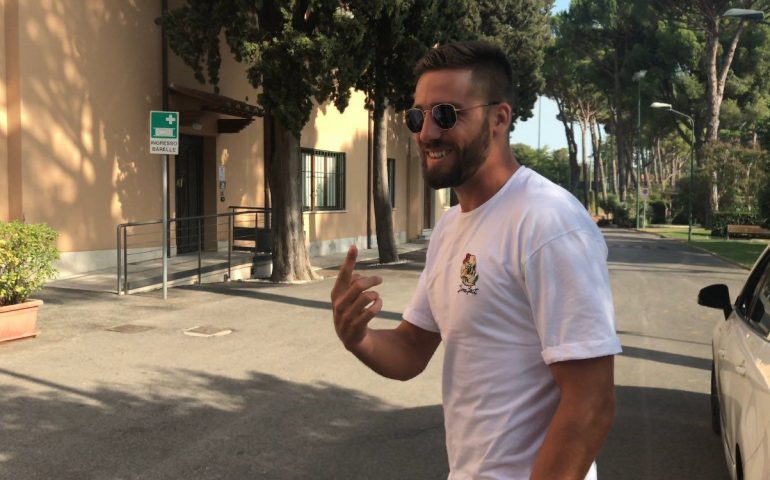 Pavoletti, è tempo di visite mediche (VIDEO). L’attaccante all’ingresso della clinica Villa Stuart per l’idoneità prima della firma