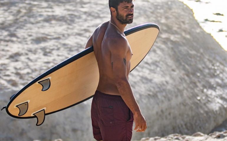 Francisco Porcella ancora protagonista. Il surfista sardo hawaiano gira uno spot per Intimissimi a S’Archittu